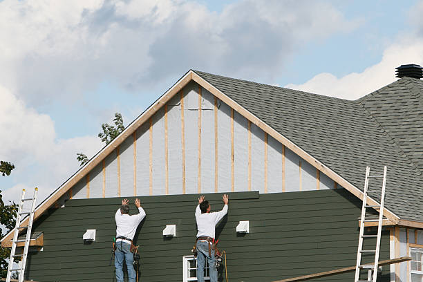 Professional Siding Replacement technician working in Brookfield, OH